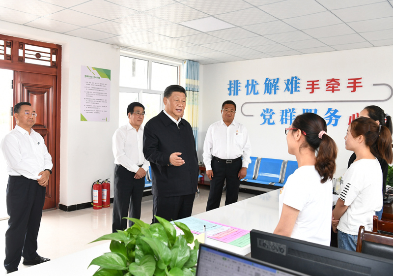 8月19日至22日，中共中央總書記、國家主席、中央軍委主席習(xí)近平在甘肅考察。這是21日上午，習(xí)近平在武威市古浪縣黃花灘生態(tài)移民區(qū)富民新村黨群服務(wù)中心考察。