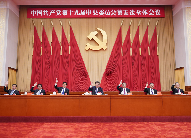中國(guó)共產(chǎn)黨第十九屆中央委員會(huì)第五次全體會(huì)議，于2020年10月26日至29日在北京舉行。這是習(xí)近平、李克強(qiáng)、栗戰(zhàn)書、汪洋、王滬寧、趙樂際、韓正等在主席臺(tái)上。新華社記者 王曄 攝